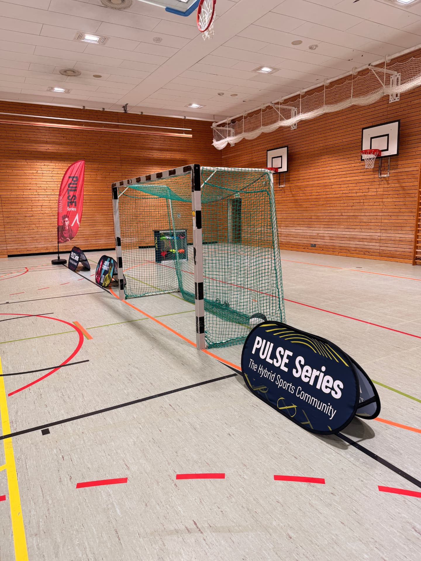 Fußball-Setup mit PULSE Series Branding in der Halle