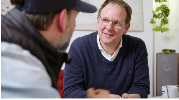 Marcus Meyer in einer Beratungssituation im Gespräch mit einem Kunden