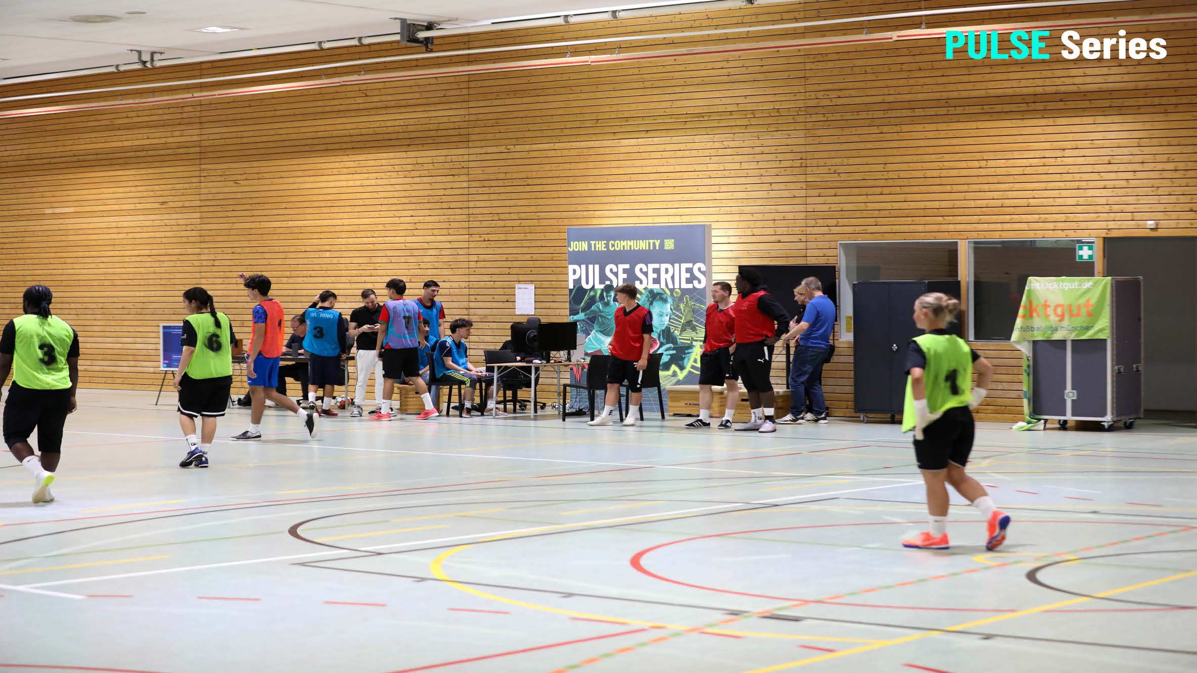 Hybrid-Setup von PULSE Series: Spielfläche und Konsolen-Arena in einer Halle