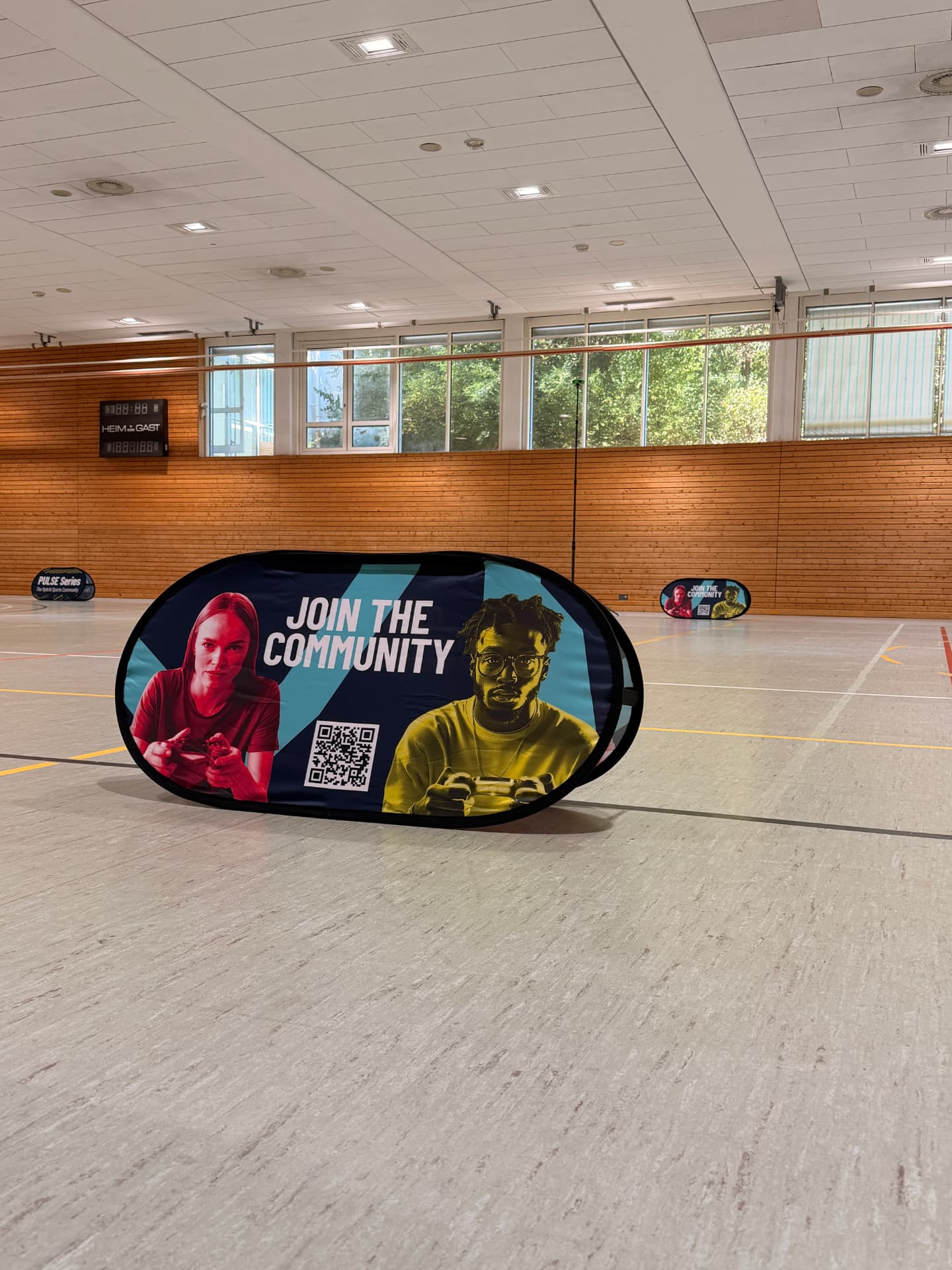 JOIN THE COMMUNITY Bandenwerbung von PULSE Series in der Halle in Oberhaching