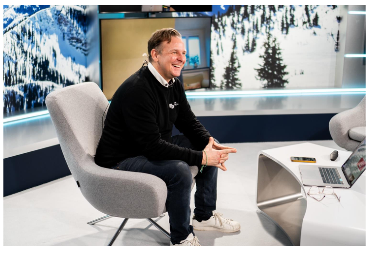 Marcus Meyer im TV-Studio im Gespräch während einer Produktion