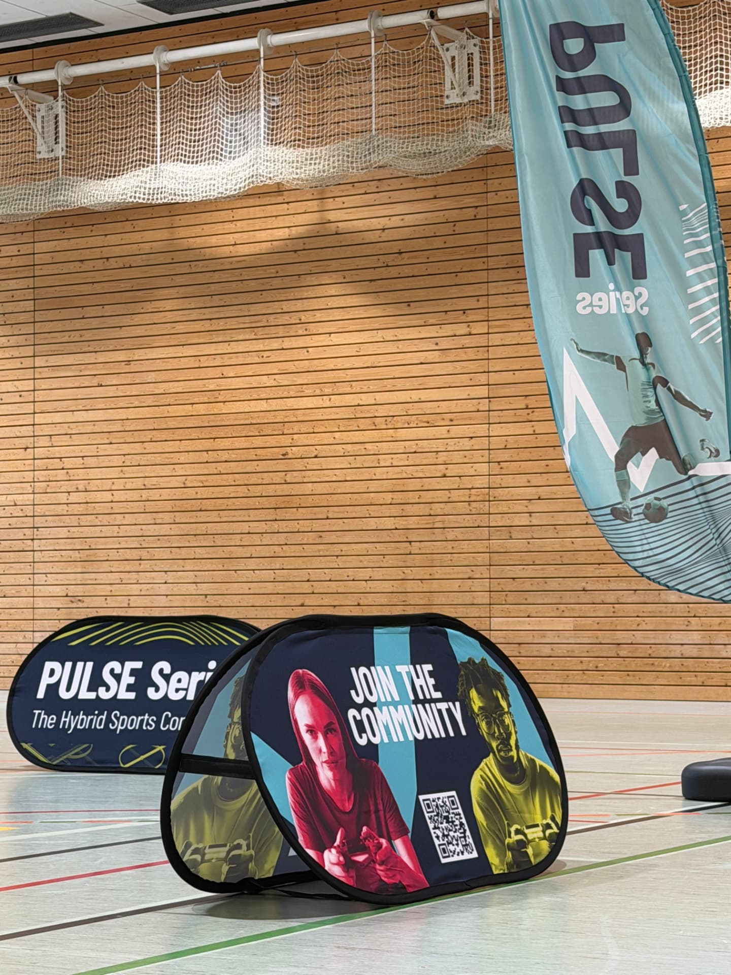 PULSE Series Beachflag und Banden am Spielfeldrand in Oberhaching
