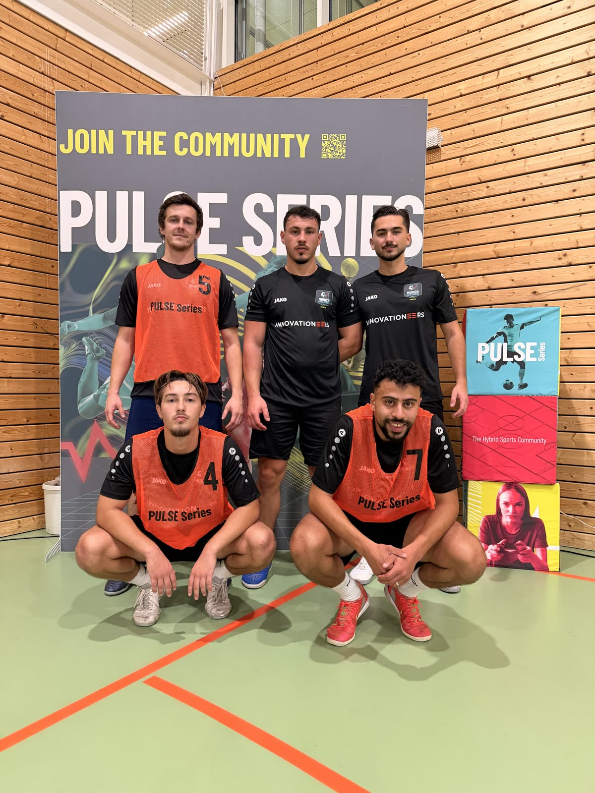 Spielerteam vor der PULSE-Wand in Oberhaching