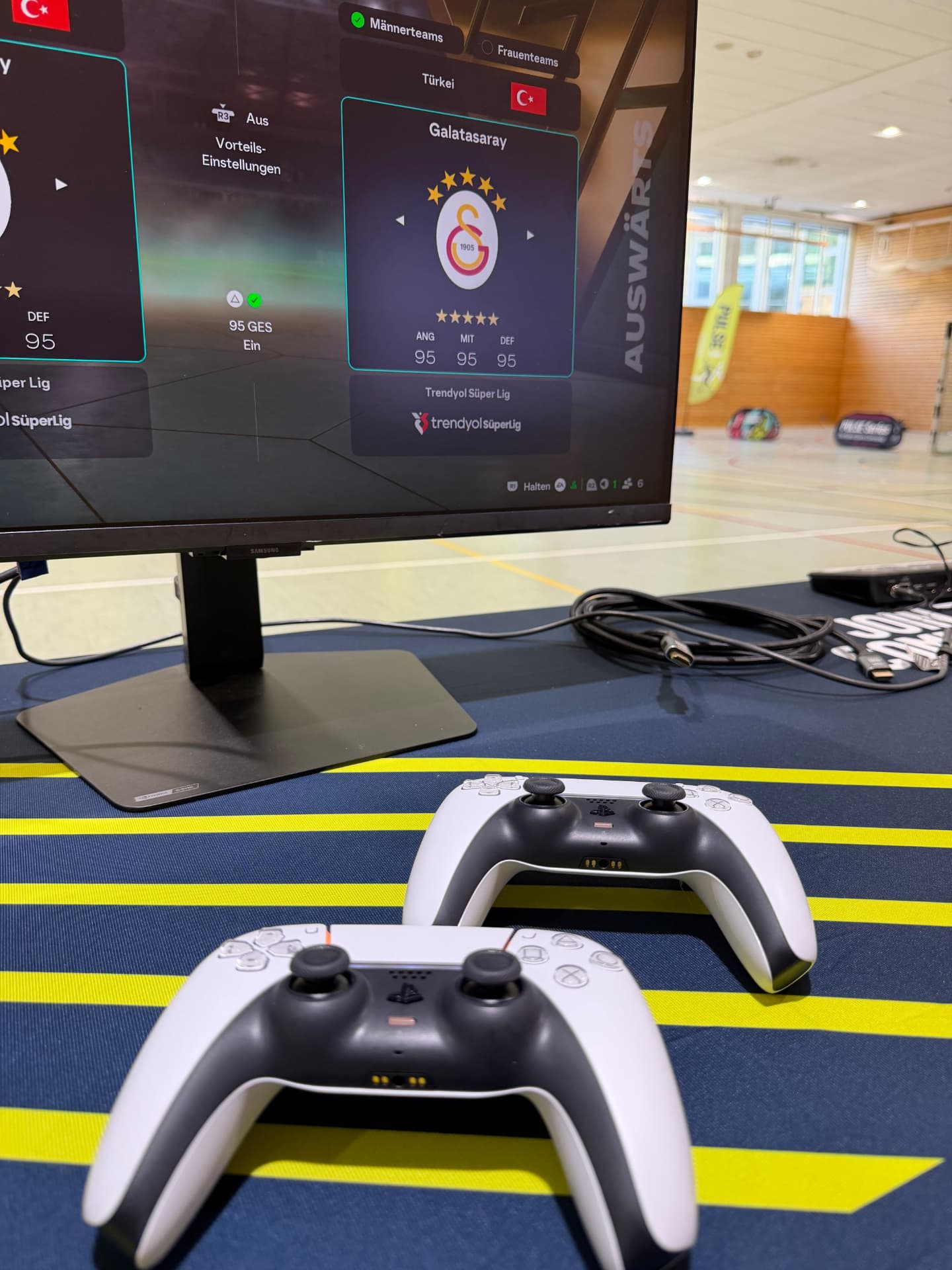 Match-Start am Screen mit zwei Controllern beim PULSE Tryout in Oberhaching
