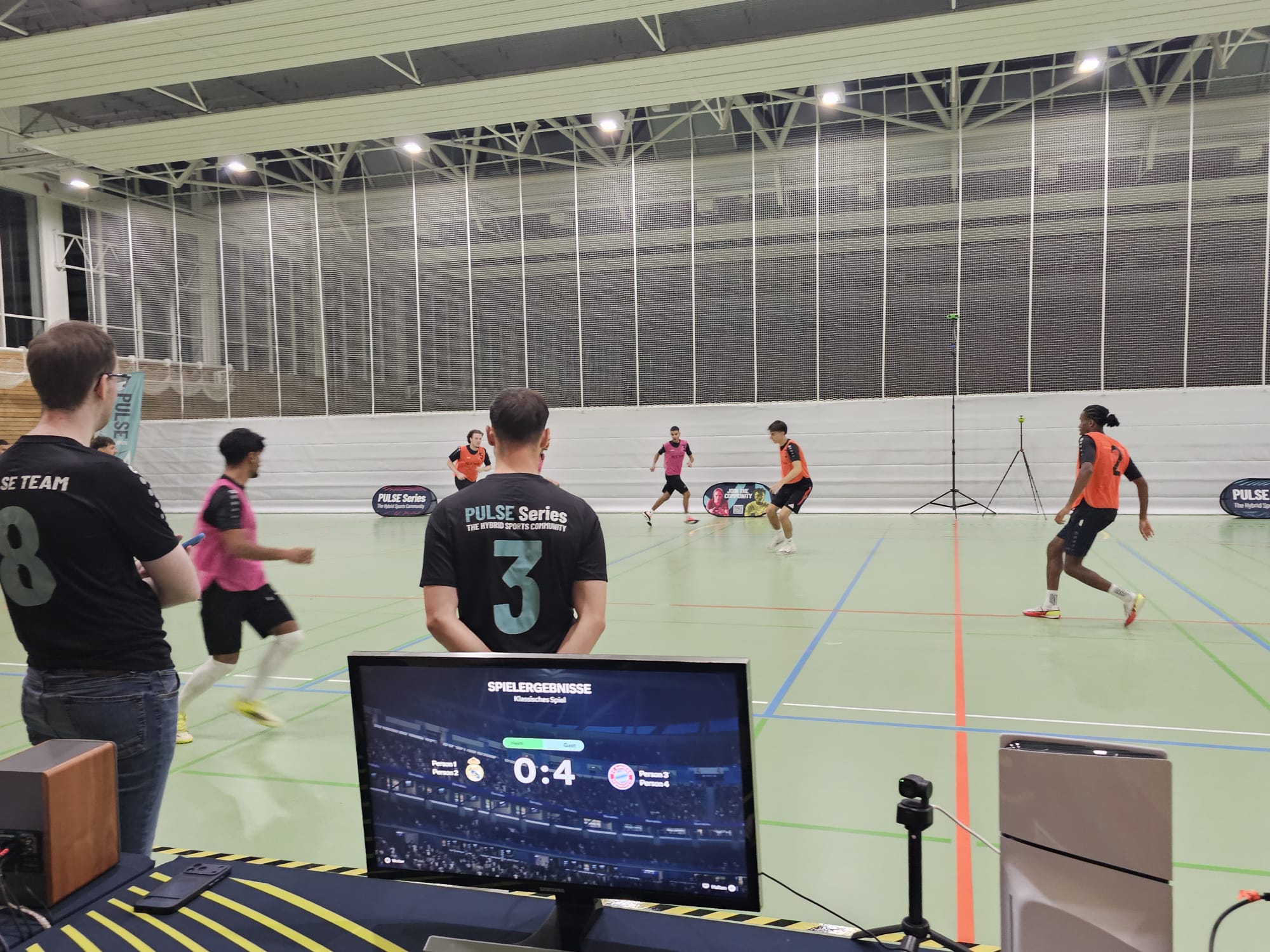 Kleinfeldspiel mit Live-Spielstand und Kamera an der Konsole
