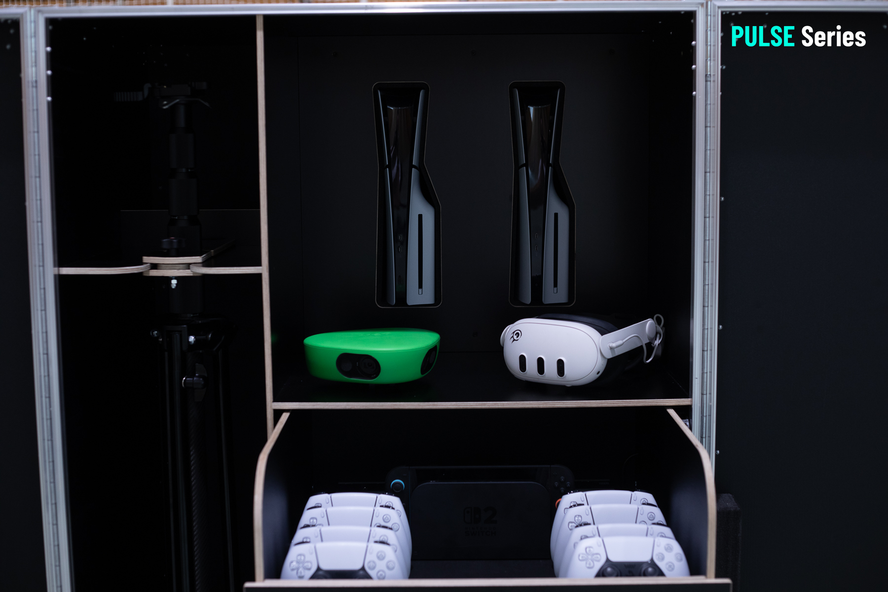 Stahl-Case geöffnet – PS5, Meta Quest 3s, VEO Cam, Switch 2