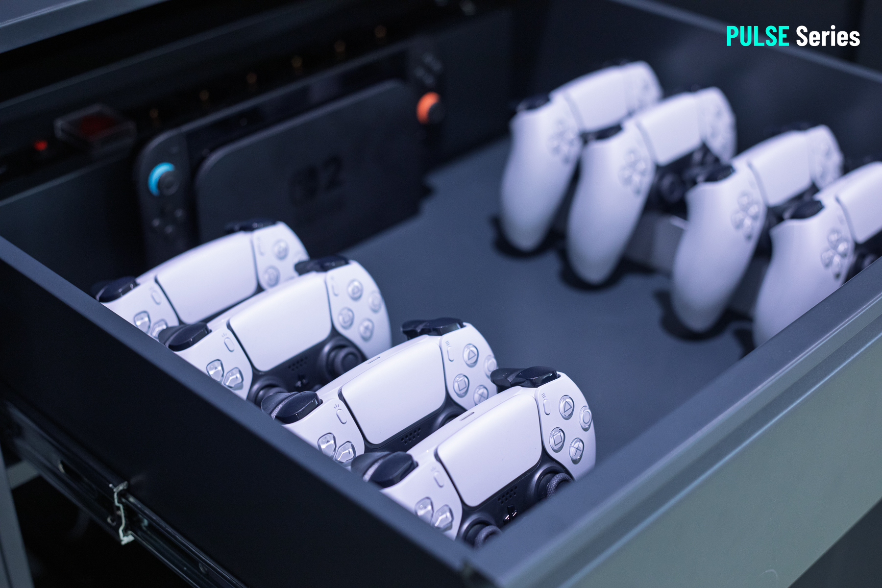 8 DualSense Controller in Ladeschublade · einsatzbereit