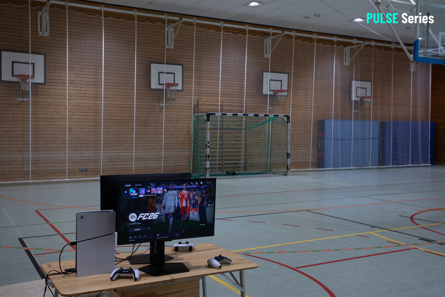 PULSE Station mit Blick auf das Hallentor in Oberhaching