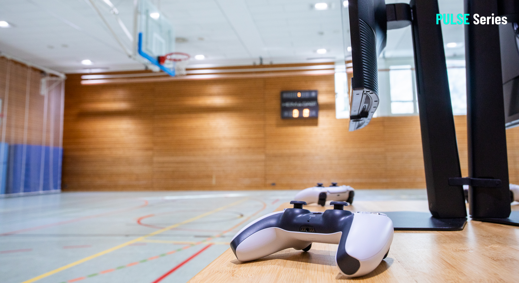 Controller auf dem Court — Hybrid Sports Gameplay